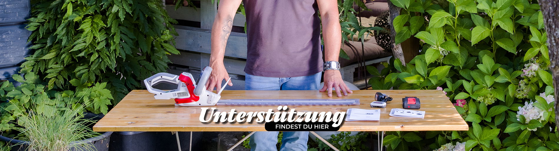 Banner zeigt einen Mann stehend am Tisch, eine Blume und einen Hund